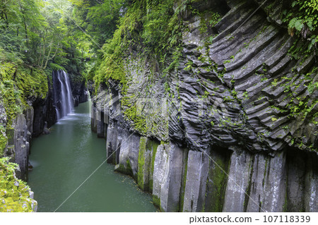 Miyazaki's spectacular power spot: Beautiful Takachiho Gorge 107118339