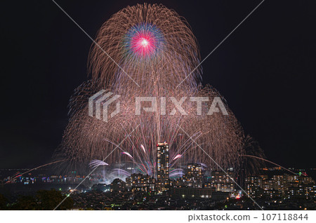 從山上看到的博多灣藝術煙火 從山上看到的博多灣藝術煙火 107118844