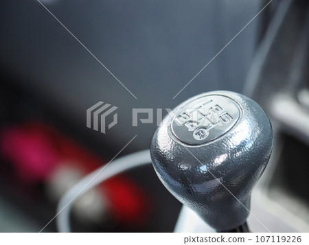 用於 5 速變速箱的手排車的換檔旋鈕 107119226