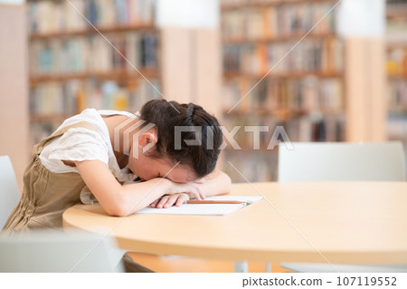 A girl who looks down while studying 107119552
