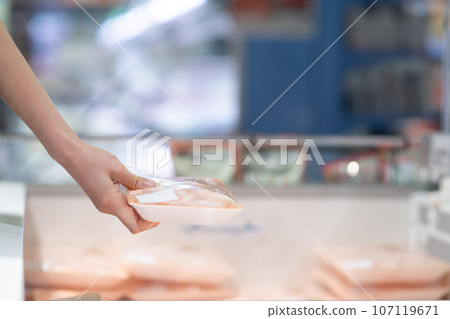 女人的手在超市撿包裝好的食材 女人的手在超市撿包裝好的食材 107119671