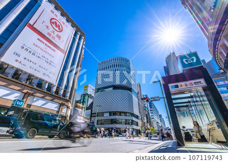 Japan's Tokyo cityscape A bicycle running the wrong way and ignoring traffic lights...A surprising sight seen in Ginza...=September 107119743