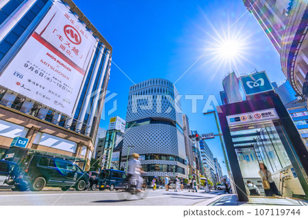 Japan's Tokyo cityscape A bicycle running the wrong way and ignoring traffic lights...A surprising sight seen in Ginza...=September Japan's Tokyo cityscape A bicycle running the wrong way and ignoring traffic lights...A surprising sight seen in Ginza...=September 107119744