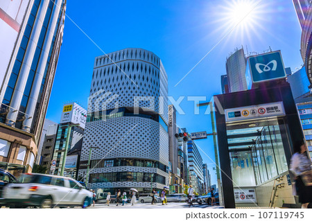 日本東京城市景觀 自行車逆行、無視紅綠燈...銀座令人驚訝的景象...=九月 日本東京城市景觀 自行車逆行、無視紅綠燈...銀座令人驚訝的景象...=九月 107119745