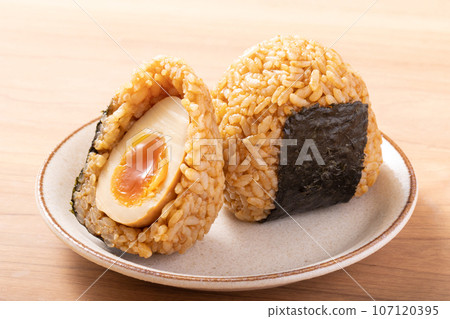 Soft-boiled egg rice ball 107120395