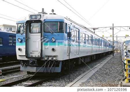 Shinshu colored 115 series train stopping at the depot 107120396