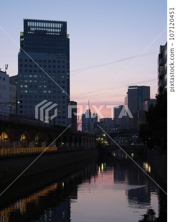 [Tokyo / May 2022] Cityscape Kanda River at dusk: From Manseibashi Bridge 107120451