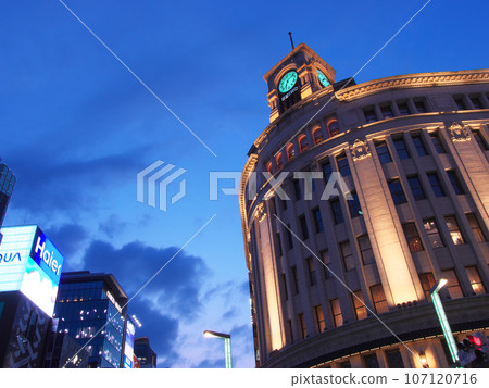 [東京/2023年7月]銀座四丁目十字路口的城市景觀夜景 107120716