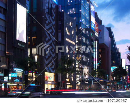[東京/2023年7月]銀座四丁目十字路口附近的城市夜景 107120987