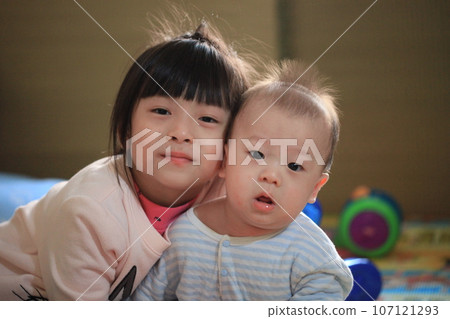 可愛的亞洲兄弟姊妹看著鏡頭微笑著 107121293