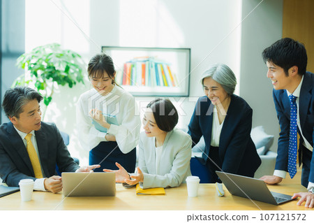 Business scene 107121572