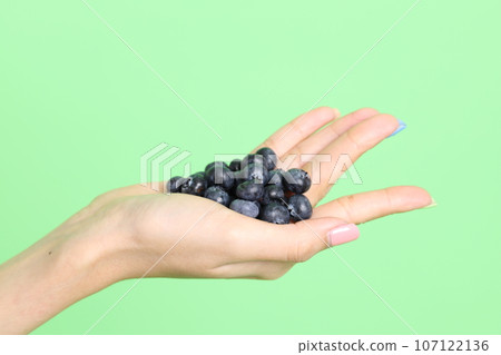 Hand with Fruit Hand with Fruit 107122136