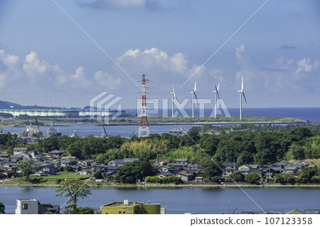 福井縣堺市三國港城鎮景觀、風力發電廠和儲油罐 107123358