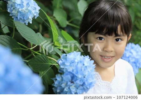 Elementary school girl (8 years old) and hydrangea (blue) Elementary school girl (8 years old) and hydrangea (blue) 107124006