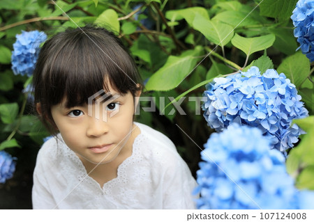 小學生(8歲)和繡球花(藍色) 小學生(8歲)和繡球花(藍色) 107124008