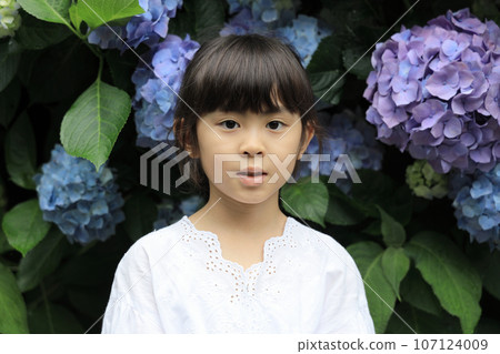 小學生（8歲）和繡球花（紫色） 107124009