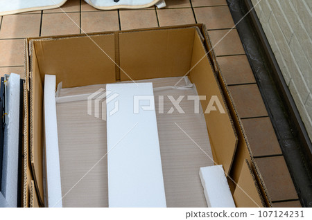 Packing materials placed on the balcony, storage in progress Packing materials placed on the balcony, storage in progress 107124231