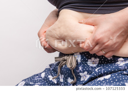 [Debeso with a housewife who picks belly meat] 107125333