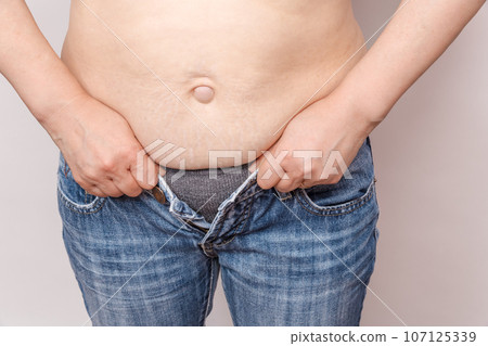 [Overweight housewife who can't close the buttons of her jeans] 107125339