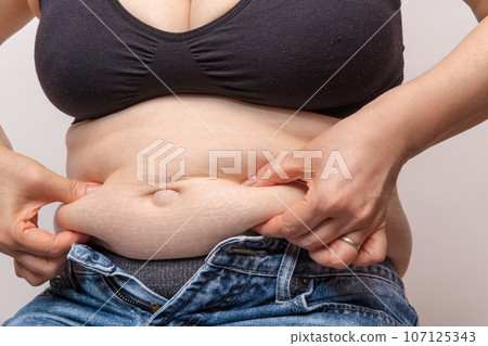 [Debeso with a housewife who picks belly meat] 107125343
