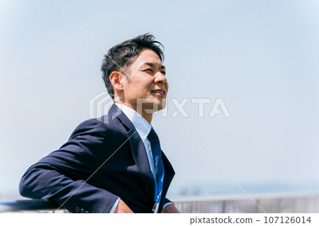Asian businessman smiling in the blue sky (sales/leader/popular/boss) 107126014