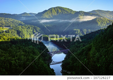 只見線 - 夏日朝陽下的第一座只見川大橋(福島縣三島町,8月中旬) 只見線 - 夏日朝陽下的第一座只見川大橋(福島縣三島町,8月中旬) 107126227
