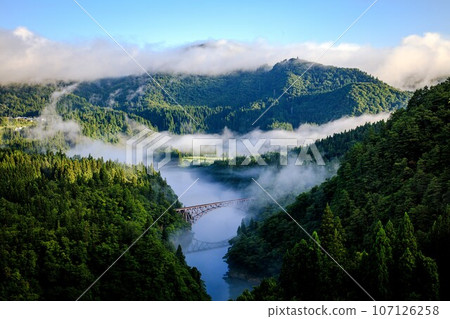 Tadami Line - Daiichi Tadami River Bridge in summer when the morning mist clears (Mishima Town, Fukushima Prefecture, early morning in mid-August) 107126258