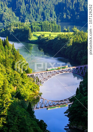 只見線夏季列車穿越第一隻見川大橋（福島縣三島町，8月中旬清晨） 107126262