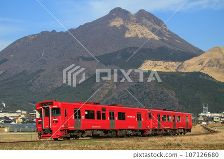 由布岳和紅色列車（JR九州木葉220型） 107126680