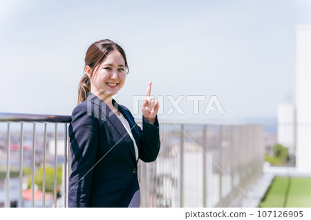 Business woman posing on the roof of a company (local city/region/migration/rural life/rural migration) 107126905