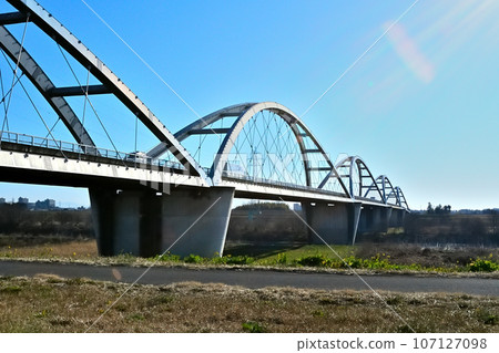 Shin-Mikuni Bridge seen from the embankment on the right bank of the Watarase River Shin-Mikuni Bridge seen from the embankment on the right bank of the Watarase River 107127098
