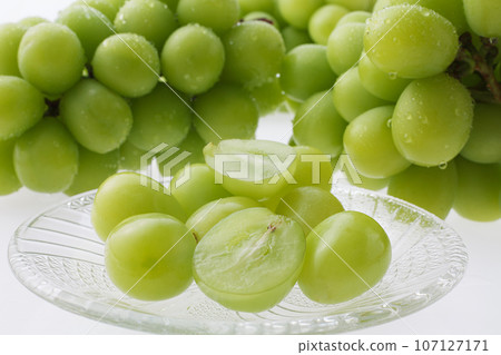 Shine Muscat White background Shine Muscat White background 107127171