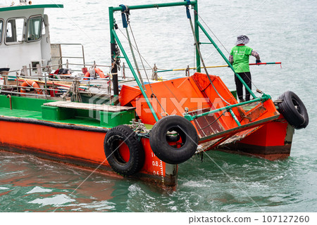 Hong Kong bay cleaning boat 107127260