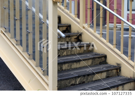 十字路口的行人天橋 107127335