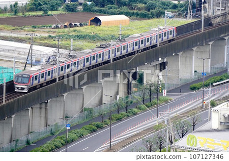 筑波快車在高架軌道上行駛（柏之葉校區～流山大鷹之森） 107127346