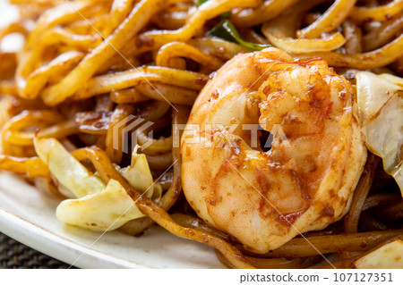 A close-up of yakisoba (fried noodles with shrimp sauce). 107127351
