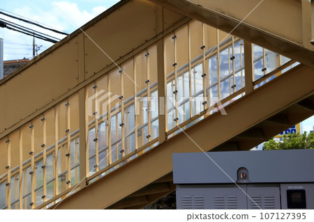 Crossroad footbridge 107127395