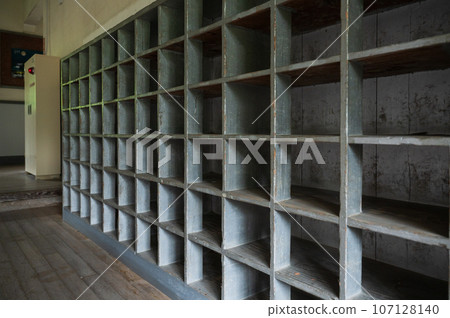 木鞋架|學校停課場景 木鞋架|學校停課場景 107128140