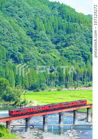 特急由布穿過草津第五大橋 107128272