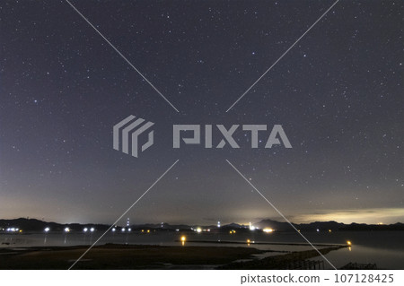 Winter starry scenery in Setouchi, rising Scorpius 107128425