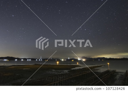 Winter starry scenery in Setouchi, rising Scorpius 107128426