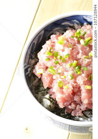 從頭頂拍攝的鮪魚塔塔基碗,上面有很多蔥 從頭頂拍攝的鮪魚塔塔基碗,上面有很多蔥 107128944