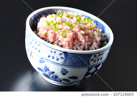 一張黑色背景下鮪魚塔塔基碗的照片,上面有很多蔥 一張黑色背景下鮪魚塔塔基碗的照片,上面有很多蔥 107129005