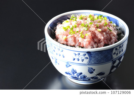 一張黑色背景下鮪魚塔塔基碗的照片,上面有很多蔥 一張黑色背景下鮪魚塔塔基碗的照片,上面有很多蔥 107129006