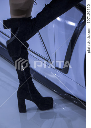 站在汽車旁的女模特兒的高跟鞋 107129320