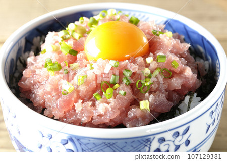 烤鮪魚碗，上面撒上蔥和蛋黃 107129381