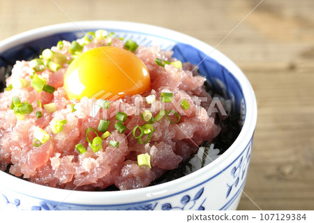 烤鮪魚碗，上面撒上蔥和蛋黃 107129384
