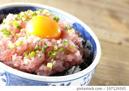 烤鮪魚碗,上面撒上蔥和蛋黃 烤鮪魚碗,上面撒上蔥和蛋黃 107129385