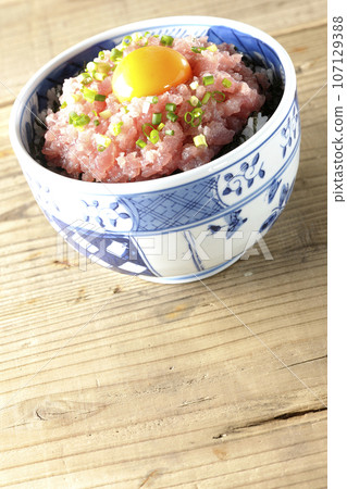 烤鮪魚碗，上面撒上蔥和蛋黃 107129388