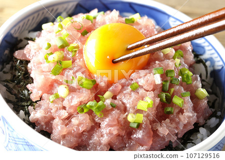 將雞蛋打碎,做成鮪魚塔塔基碗,上面撒上蔥和蛋黃。 將雞蛋打碎,做成鮪魚塔塔基碗,上面撒上蔥和蛋黃。 107129516